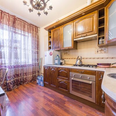 Продажа 	 Харків,  Незалежності (Правди) пр.   5